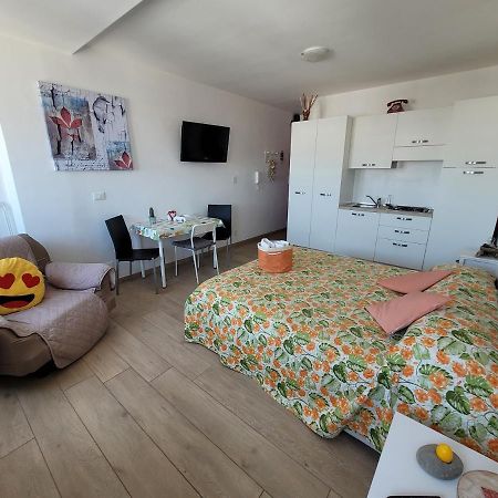 Rosato 3 Sea View Apartment Lignano Sabbiadoro Bagian luar foto